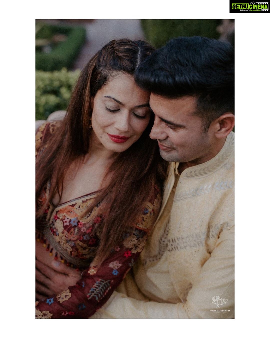 Payal Rohatgi Instagram - Beginning of this beautiful journey of our life!! Need all your blessings & wishes❤️🤗 📸- @movieingmoments Outfits: @studybyjanak @jaypeehotels @anchalvermamua ✈️ @mvtsindia #payalkesangram #sangrampayalwedding #wedding #sangramsingh #payalrohatgi Jaypee Place Agra