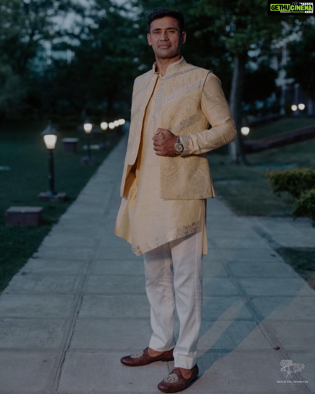 Payal Rohatgi Instagram - Beginning of this beautiful journey of our life!! Need all your blessings & wishes❤️🤗 📸- @movieingmoments Outfits: @studybyjanak @jaypeehotels @anchalvermamua ✈️ @mvtsindia #payalkesangram #sangrampayalwedding #wedding #sangramsingh #payalrohatgi Jaypee Place Agra
