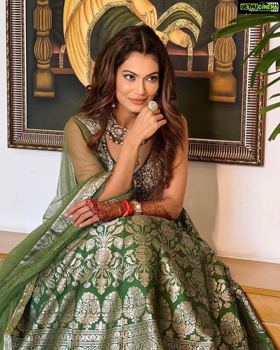 Payal Rohatgi Instagram - With wildflowers in her hands. Love the green hues and perfect vibes on @payalrohatgi ‘s Mehendi Day. Here’s to the ritual that marks the beginning. Photography : @movieingmoments Hair & makeup: @anchalvermamua Outfit: @house_of_risa_ @_risaofficial @wfivecommunication Jewellery: @multanijewellersofficial Venue partner: @jaypeehotels . . . #payalkesangram #payalrohatgi #payalsangramwedding #sangramsinghwrestler #weddingphotography #subtlemakeup #naturalmakeup #nomakeuplook Jaypee Place Agra