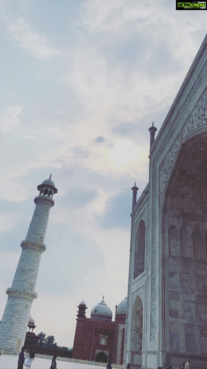 Payal Rohatgi Instagram - A day at The Taj Mahal. What a beauty 🤩 #reels #reelkarofeelkaro #reelsinstagram #viralreels #tajmahal