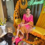 Payal Rohatgi Instagram - Bride to be @payalrohatgi enjoys her #mehandiceremony with #sbs #payal #sbs #saasbahuaursaazish #shrutisharma #birthday #celebration #entertainment #entertainmentnews #instagood #instadaily #instalike #instagram #dailysoap #dailynews #dailyupdates #payalrohatgi #payalrohtagi #lockupp