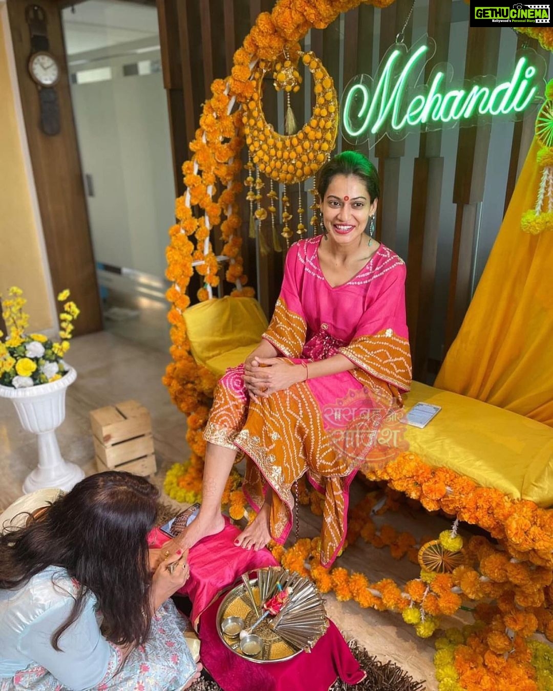 Payal Rohatgi Instagram - Bride to be @payalrohatgi enjoys her #mehandiceremony with #sbs #payal #sbs #saasbahuaursaazish #shrutisharma #birthday #celebration #entertainment #entertainmentnews #instagood #instadaily #instalike #instagram #dailysoap #dailynews #dailyupdates #payalrohatgi #payalrohtagi #lockupp