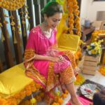 Payal Rohatgi Instagram - Bride to be @payalrohatgi enjoys her #mehandiceremony with #sbs #payal #sbs #saasbahuaursaazish #shrutisharma #birthday #celebration #entertainment #entertainmentnews #instagood #instadaily #instalike #instagram #dailysoap #dailynews #dailyupdates #payalrohatgi #payalrohtagi #lockupp