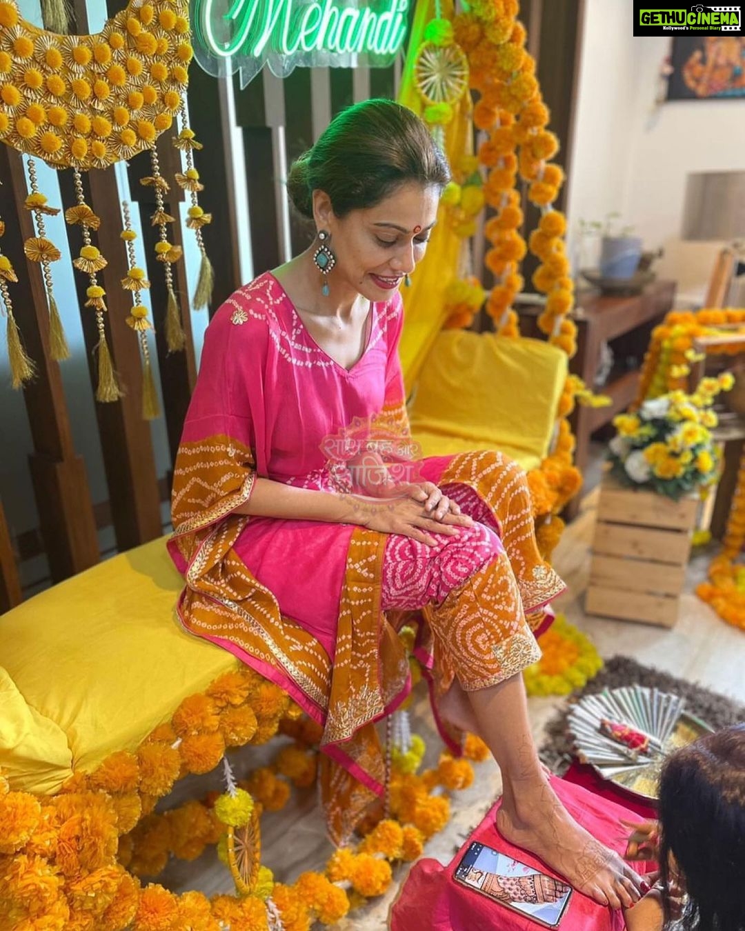 Payal Rohatgi Instagram - Bride to be @payalrohatgi enjoys her #mehandiceremony with #sbs #payal #sbs #saasbahuaursaazish #shrutisharma #birthday #celebration #entertainment #entertainmentnews #instagood #instadaily #instalike #instagram #dailysoap #dailynews #dailyupdates #payalrohatgi #payalrohtagi #lockupp