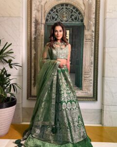 Payal Rohatgi Instagram - With wildflowers in her hands. Love the green hues and perfect vibes on @payalrohatgi ‘s Mehendi Day. Here’s to the ritual that marks the beginning. Photography : @movieingmoments Hair & makeup: @anchalvermamua Outfit: @house_of_risa_ @_risaofficial @wfivecommunication Jewellery: @multanijewellersofficial Venue partner: @jaypeehotels . . . #payalkesangram #payalrohatgi #payalsangramwedding #sangramsinghwrestler #weddingphotography #subtlemakeup #naturalmakeup #nomakeuplook Jaypee Place Agra