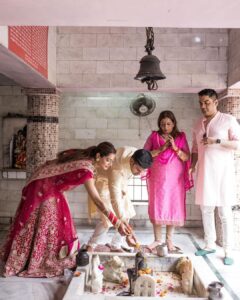 Payal Rohatgi Instagram - As a married couple our first blessings at Temple Pancheshwar Mahadev in Agra. It’s located at the East gate of TajMahal. 

Visit that before u go visit Taj 🙏 

#payalrohatgi #sangramsingh #payalkesangram

📸 : @movieingmoments 

Travel Partner : @holidaysbymaitri24 @mvtsindia 
Decor : @kps__events_ 

Wedding ideation : @anupma543 

Payal’s Outfit : @_risaofficial @house_of_risa_ @wfivecommunication 

Payal’s jewellery : @multanijewellersofficial 

Sangram’s outfit : @asopalav