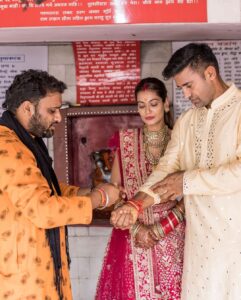 Payal Rohatgi Instagram - As a married couple our first blessings at Temple Pancheshwar Mahadev in Agra. It’s located at the East gate of TajMahal. 

Visit that before u go visit Taj 🙏 

#payalrohatgi #sangramsingh #payalkesangram

📸 : @movieingmoments 

Travel Partner : @holidaysbymaitri24 @mvtsindia 
Decor : @kps__events_ 

Wedding ideation : @anupma543 

Payal’s Outfit : @_risaofficial @house_of_risa_ @wfivecommunication 

Payal’s jewellery : @multanijewellersofficial 

Sangram’s outfit : @asopalav