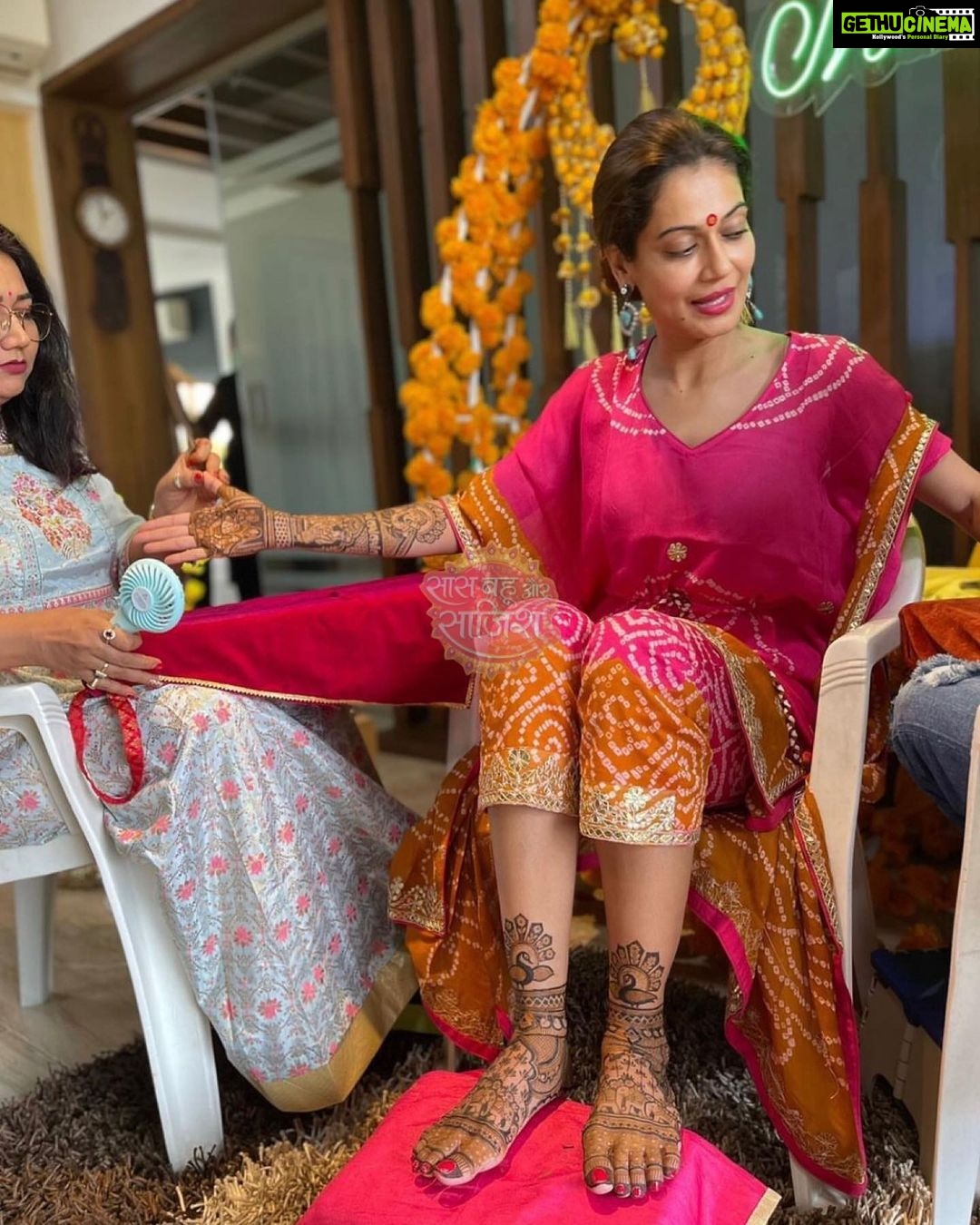 Payal Rohatgi Instagram - Bride to be @payalrohatgi enjoys her #mehandiceremony with #sbs #payal #sbs #saasbahuaursaazish #shrutisharma #birthday #celebration #entertainment #entertainmentnews #instagood #instadaily #instalike #instagram #dailysoap #dailynews #dailyupdates #payalrohatgi #payalrohtagi #lockupp