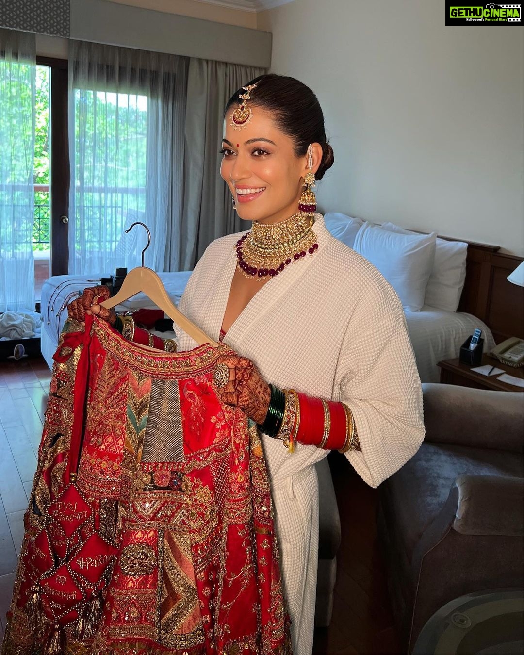 Payal Rohatgi Instagram - While every millennial bride asks for specific looks, @payalrohatgi being the most kindest to work with gave me all the freedom to pick on my creativity for her D-day. She wanted to look like herself and we gave her the #nomakeupmakeuplook and she loved it ♥️ Did you? . Bride : @payalrohatgi Groom :@sangramsingh_wrestler Mua: @makeupbychandanbhatia (Arranged by @pclmediaofficial @shaadijitters ) Jewellery:@multanijewellersofficial Outfit : @asopalav Mehndi: @rajumehandiwala6 (Arranged by @shaadijitters @pclmediaofficial ) 📸 @movieingmoments ✈️ @mvtsindia @holidaysbymaitri24 Venue: @jaypeehotels #payalkesangram #sangramsingh #paayalrohatgi #celebritymakeupartist #bridesofindia #bridetobe #groomtobe #wedmegood #payalrohtagi #bigboss #shadijitters #makeupartist #wedmegood #weddingmantra #weeding #weddingwire #makeupbychandanbhatia Jaypee Palace Agra
