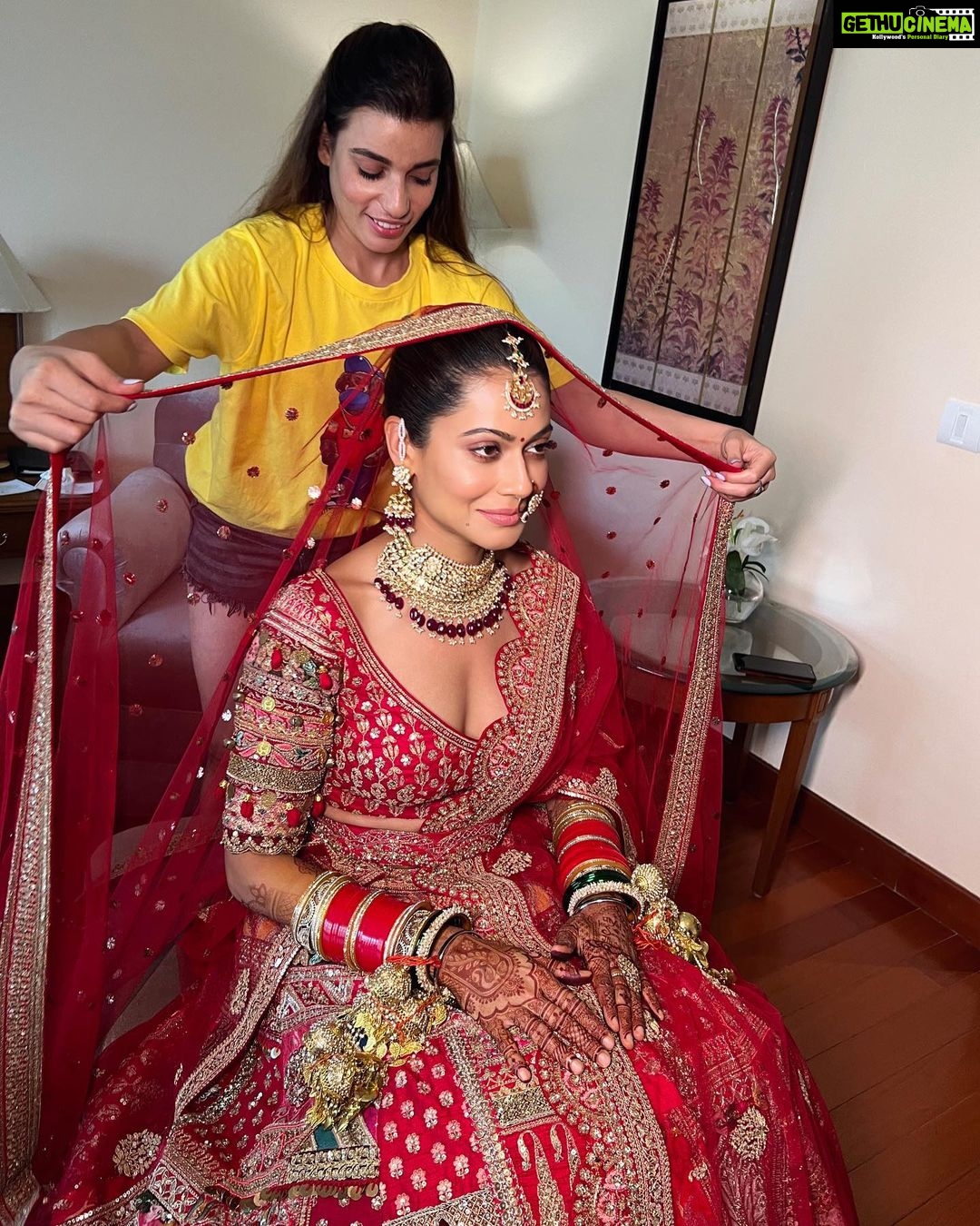 Payal Rohatgi Instagram - While every millennial bride asks for specific looks, @payalrohatgi being the most kindest to work with gave me all the freedom to pick on my creativity for her D-day. She wanted to look like herself and we gave her the #nomakeupmakeuplook and she loved it ♥️ Did you? . Bride : @payalrohatgi Groom :@sangramsingh_wrestler Mua: @makeupbychandanbhatia (Arranged by @pclmediaofficial @shaadijitters ) Jewellery:@multanijewellersofficial Outfit : @asopalav Mehndi: @rajumehandiwala6 (Arranged by @shaadijitters @pclmediaofficial ) 📸 @movieingmoments ✈️ @mvtsindia @holidaysbymaitri24 Venue: @jaypeehotels #payalkesangram #sangramsingh #paayalrohatgi #celebritymakeupartist #bridesofindia #bridetobe #groomtobe #wedmegood #payalrohtagi #bigboss #shadijitters #makeupartist #wedmegood #weddingmantra #weeding #weddingwire #makeupbychandanbhatia Jaypee Palace Agra