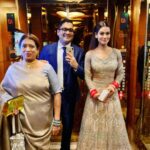 Payal Rohatgi Instagram - The mandatory Lift selfie 🤳 #familygoals #familylove ❤️ Shangri-La Eros New Delhi