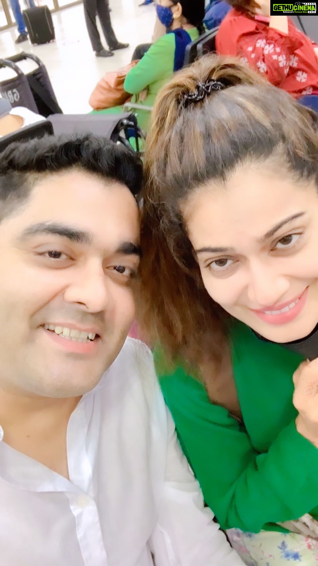 Payal Rohatgi Instagram - Airport fun 😆😜 #reels #siblings #reelkarofeelkaro #funnyreels #siblinggoals