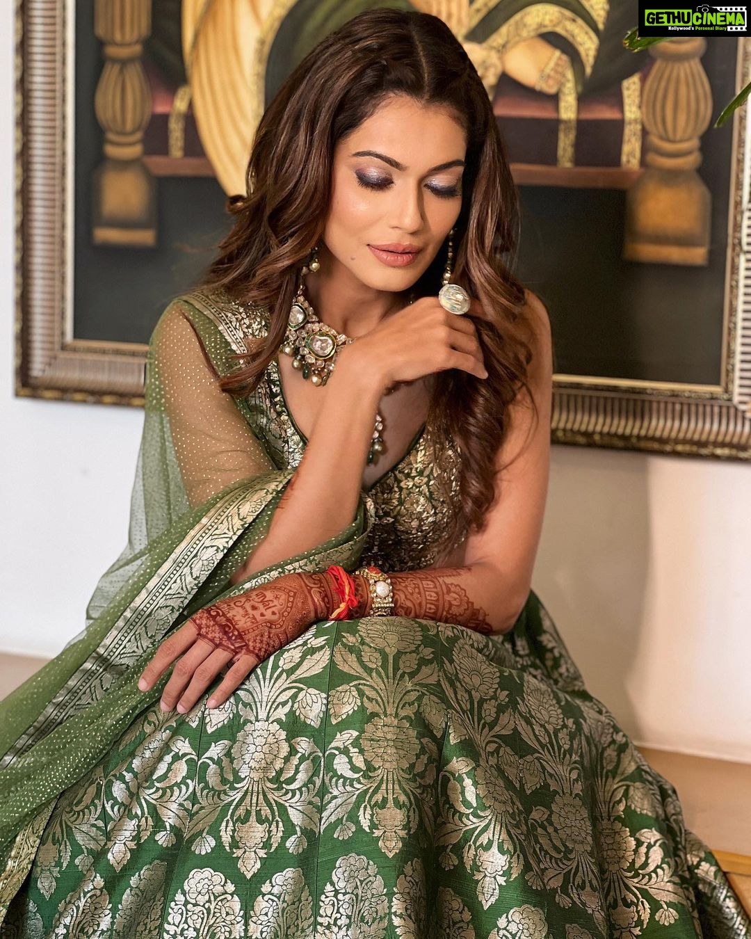 Payal Rohatgi Instagram - With wildflowers in her hands. Love the green hues and perfect vibes on @payalrohatgi ‘s Mehendi Day. Here’s to the ritual that marks the beginning. Photography : @movieingmoments Hair & makeup: @anchalvermamua Outfit: @house_of_risa_ @_risaofficial @wfivecommunication Jewellery: @multanijewellersofficial Venue partner: @jaypeehotels . . . #payalkesangram #payalrohatgi #payalsangramwedding #sangramsinghwrestler #weddingphotography #subtlemakeup #naturalmakeup #nomakeuplook Jaypee Place Agra