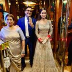 Payal Rohatgi Instagram - The mandatory Lift selfie 🤳 #familygoals #familylove ❤️ Shangri-La Eros New Delhi