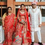 Payal Rohatgi Instagram - Standing tall and proud with the beautiful bride ❤️ Outfits: @asopalav @veenarohatgi’s jewellery: @studybyjanak Jaypee Palace Agra