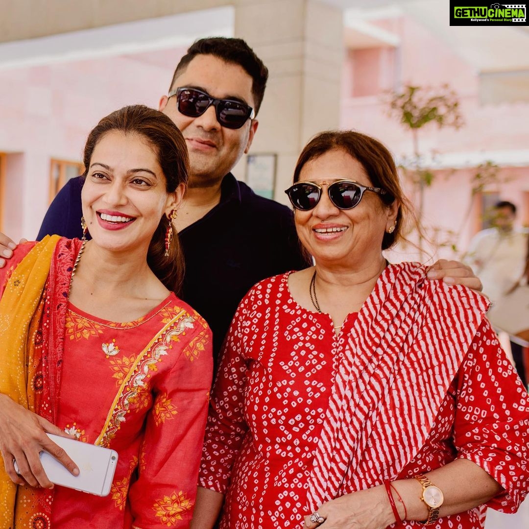 Payal Rohatgi Instagram - Life is better when you are laughing. 😎 Jaypee Palace Agra