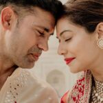 Payal Rohatgi Instagram - “If you really want to know the couple, just see how are they in their haldi ceremony.” Presenting the other side of @sangramsingh_wrestler & @payalrohatgi , the side full of laughter & fun. Where we all had some amazing moments together. #payalkesangram Photography: @movieingmoments MUA: @makeupbychandanbhatia Outfits: @house_of_risa_ Jewellery: @multanijewellersofficial Jaypee Palace Agra