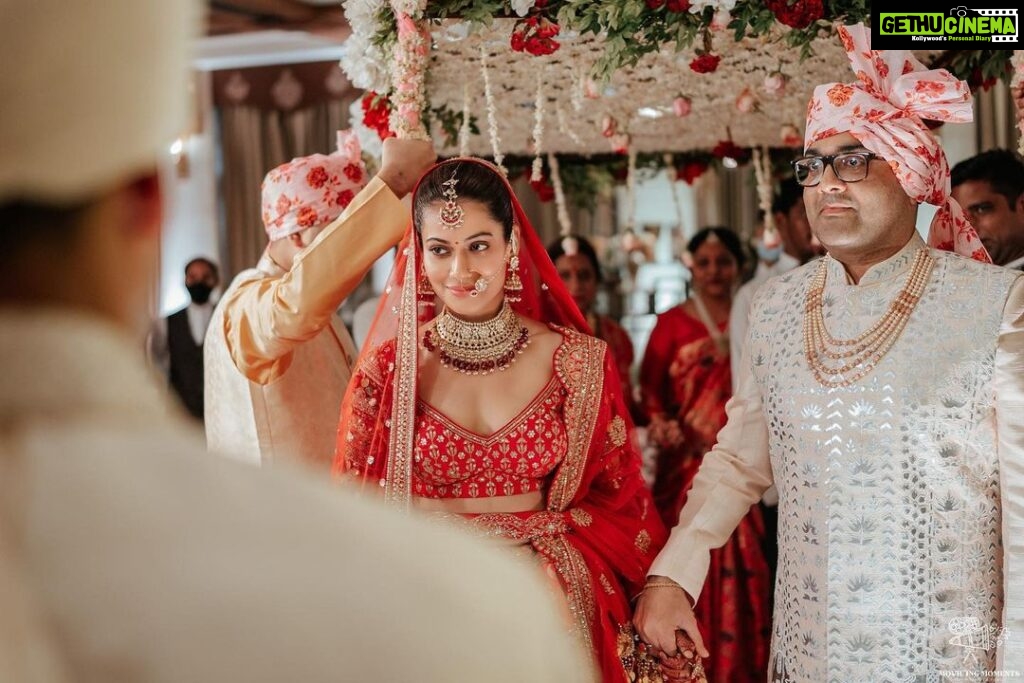 Payal Rohatgi Instagram - #PayalKeSangRam 📸 @movieingmoments Outfits : @asopalav Mua : @makeupbychandanbhatia arranged by @shaadijitters Normal Jewellery : @multanijewellersofficial Maang tikka & nose ring : @shirani_legacy Venue : @jaypeehotels Travel Partner : @holidayabymaitri24 @mvtsindia Decor : @kps_events_ Wedding Ideation : @anupma543 #PayalRohtgi #SangramSingh #shubhvivah Kurukshetra, India