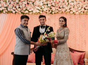 Payal Rohatgi Instagram - Thank you ji for your graceful presence and blessed us on our big day. Lots of love and respect 🙏🤗
पाyal ke Sangराम ❤️
.
.
#dipendrapathak #sagarpreethooda
#amalsingh #parvindersingh #ios #arunpandey #neeravtomar #rahultehran #rahitisports #kuljeetsinghchahal #praveshdhull #aacharyavinodkumar #specialcommisenior #delhipolice #lawandorder #delhi #india #gajenderphogat #wedding #guest
#sangramsingh #payalrohatgi #payalkesangram