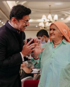 Payal Rohatgi Instagram - Thank you Dadi ji for your graceful presence and blessed us on our big day. U r an inspiration. Lots of love and respect 🙏🤗
पाyal ke Sangराम ❤️
.
.
@shooterdadi
#shooterdadi #prakashitomar #wedding #guest #inspiration #sangramsingh #payalrohatgi #payalkesangram