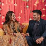 Payal Rohatgi Instagram – A woman’s most precious jewel is the man she marries ❤️ 

Outfit : @studybyjanak 
Normal jewellery : @multanijewellersofficial 
Floral jewellery : @dulhanama 
📸 : @movieingmoments
✈️ : @mvtsindia @holidaysbymaitri24 
mehendi : @rajumehandiwala6

#payalrohatgi #param #payalkesangram #sangramsingh Jaypee Place Agra