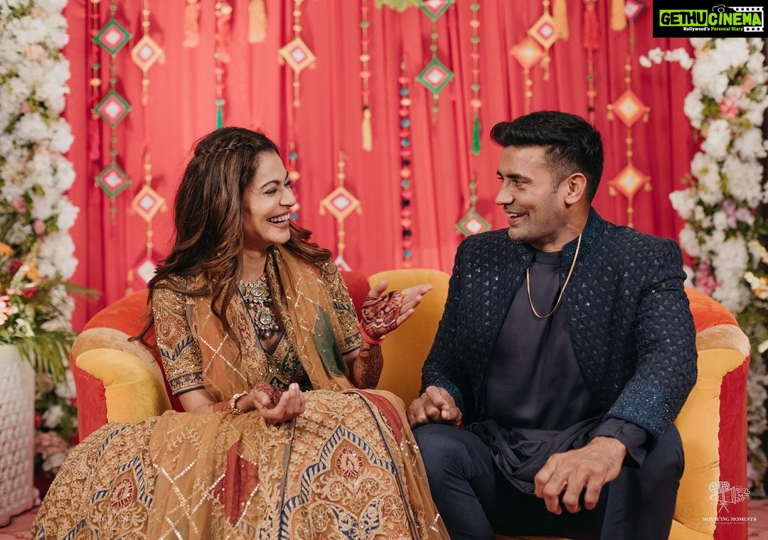 Payal Rohatgi Instagram - A woman’s most precious jewel is the man she marries ❤️ Outfit : @studybyjanak Normal jewellery : @multanijewellersofficial Floral jewellery : @dulhanama 📸 : @movieingmoments ✈️ : @mvtsindia @holidaysbymaitri24 mehendi : @rajumehandiwala6 #payalrohatgi #param #payalkesangram #sangramsingh Jaypee Place Agra