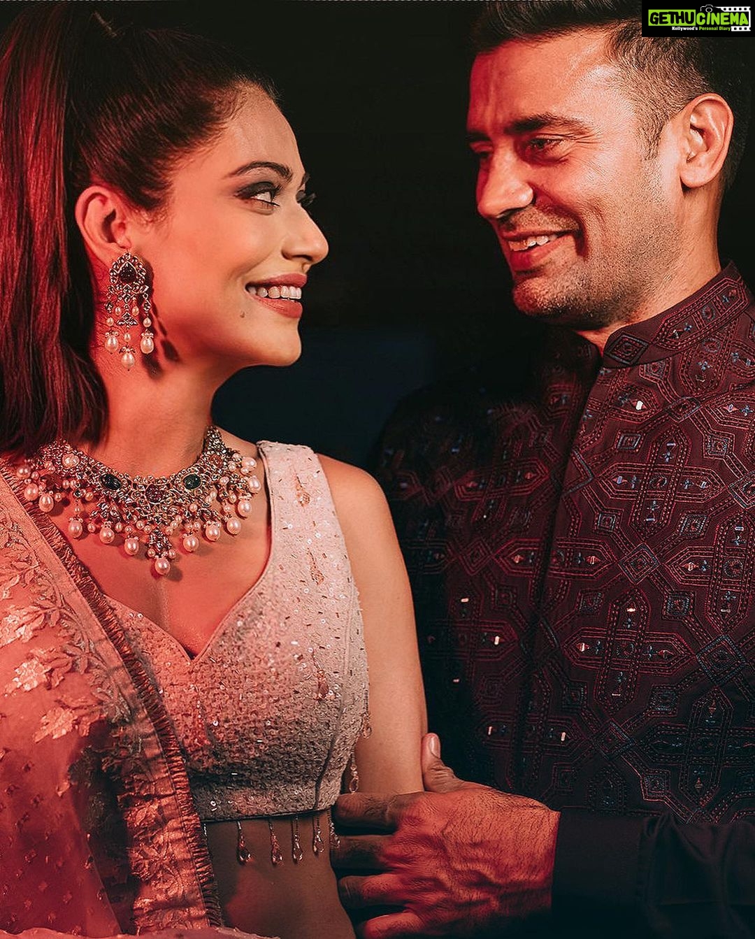 Payal Rohatgi Instagram - Posted @withregram • @sangramsingh_wrestler Some grooves, love and lots of fun. Thats what sangeet night is for. Here’s the glimpse of the sangeet night. Humbled with your wishes 🙏❤️ 📸 @movieingmoments Outfit - @asopalav @house_of_risa_ @_risaofficial Makeup @anchalvermamua @mvtsindia @jaypeehotels @multanijewellersofficial Jaypee Place Agra