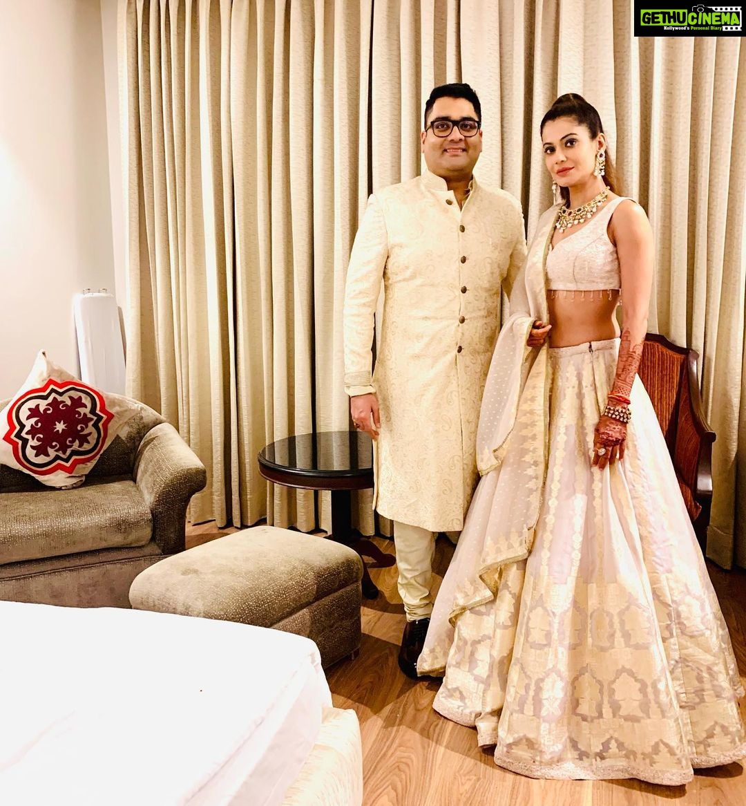 Payal Rohatgi Instagram - When your outfits match with your sisters 🤩😍 #siblinggoals ❤️ Gaurav’s Outfit : @studybyjanak Jaypee Palace Agra