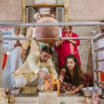 Payal Rohatgi Instagram - आज हमने आगरा के 850 वर्ष पुराने राजेश्वर महादेव मंदिर में पूजा करके अपने विवाह की रस्मों की शुरुआत की, इस दौरान हमें भगवान शंकर का आशीर्वाद मिला और बहुत चाहने वालों की दुआएं मिली, शुक्रिया पुलिस फोर्स का जिन्होंने यह कार्यक्रम बड़े ही अच्छे तरीके से शांतिपूर्वक करवाया, आप सब की दुआएं और प्यार चाहिए 🙏❤️🤗 #payalkesangram #sangrampayalwedding #wedding #Sangramsingh #Payalrohatgi #shivtemple #shiv Prachin Rajeshwar Mahadev Mandir