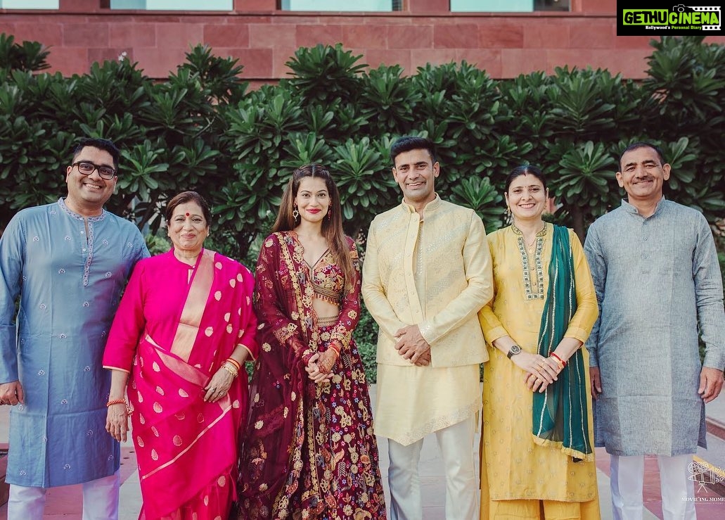 Payal Rohatgi Instagram - Family portraits #1 ❤️🔥 #wedding #love #family Jaypee Palace Agra
