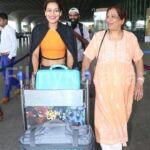 Payal Rohatgi Instagram - I like to carry my luggage 🙈 #payalrohatgi #ladkihoonladsaktihoon #yogasehihoga Posted @withregram • @filmykalakar @payalrohatgi got clicked with her mother as she jets off to Agra for her wedding!