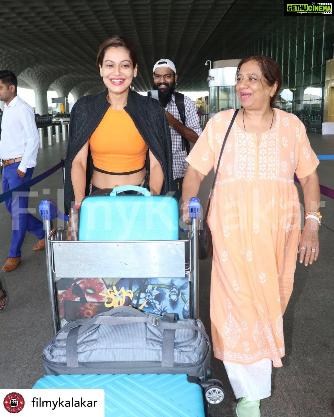 Payal Rohatgi Instagram - I like to carry my luggage 🙈 #payalrohatgi #ladkihoonladsaktihoon #yogasehihoga Posted @withregram • @filmykalakar @payalrohatgi got clicked with her mother as she jets off to Agra for her wedding!