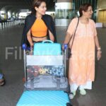 Payal Rohatgi Instagram - I like to carry my luggage 🙈 #payalrohatgi #ladkihoonladsaktihoon #yogasehihoga Posted @withregram • @filmykalakar @payalrohatgi got clicked with her mother as she jets off to Agra for her wedding!