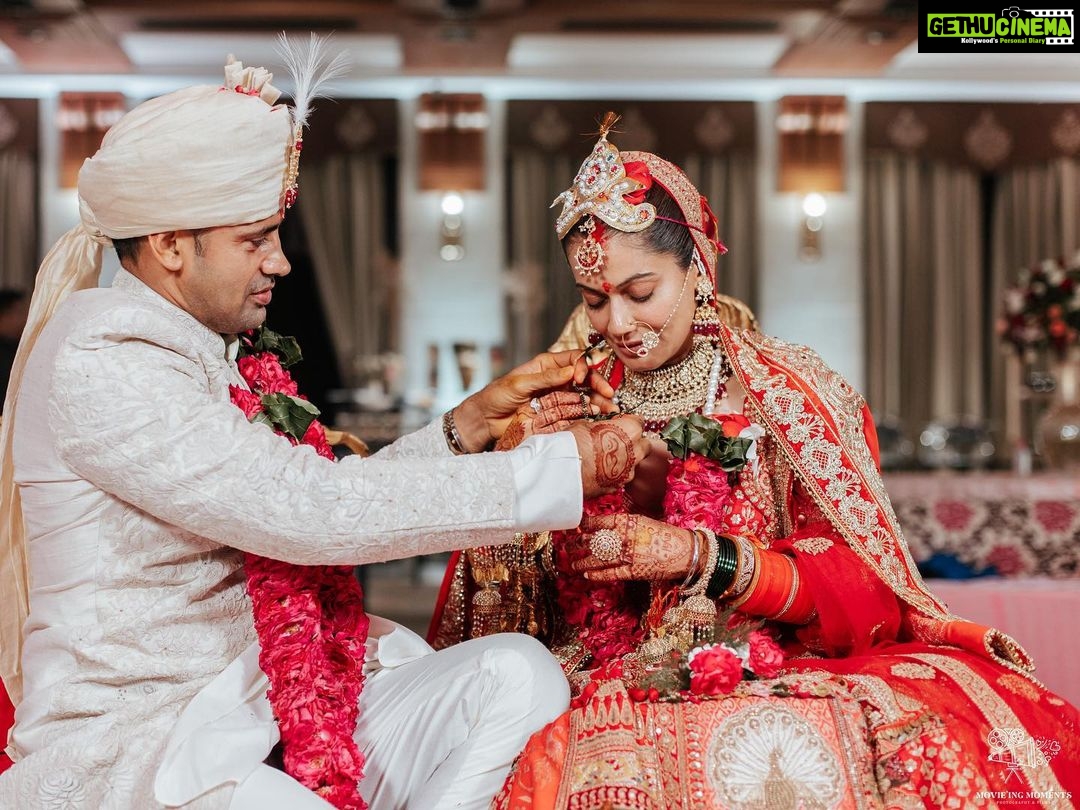 Payal Rohatgi Instagram - पाyal ke Sangराम🙏❤️ . . . . 📸 @movieingmoments Outfits: @asopalav Mua: @makeupbychandanbhatia arranged by @shaadijitters Jewellery: @multanijewellersofficial Travel Partner: @mvtsindia @holidaysbymaitri24 Venue: @jaypeehotels Decor: @kps__events_ Wedding ideation : @anupma543 #payalkesangram #sangramsingh #payalrohatgi Jaypee Place Agra
