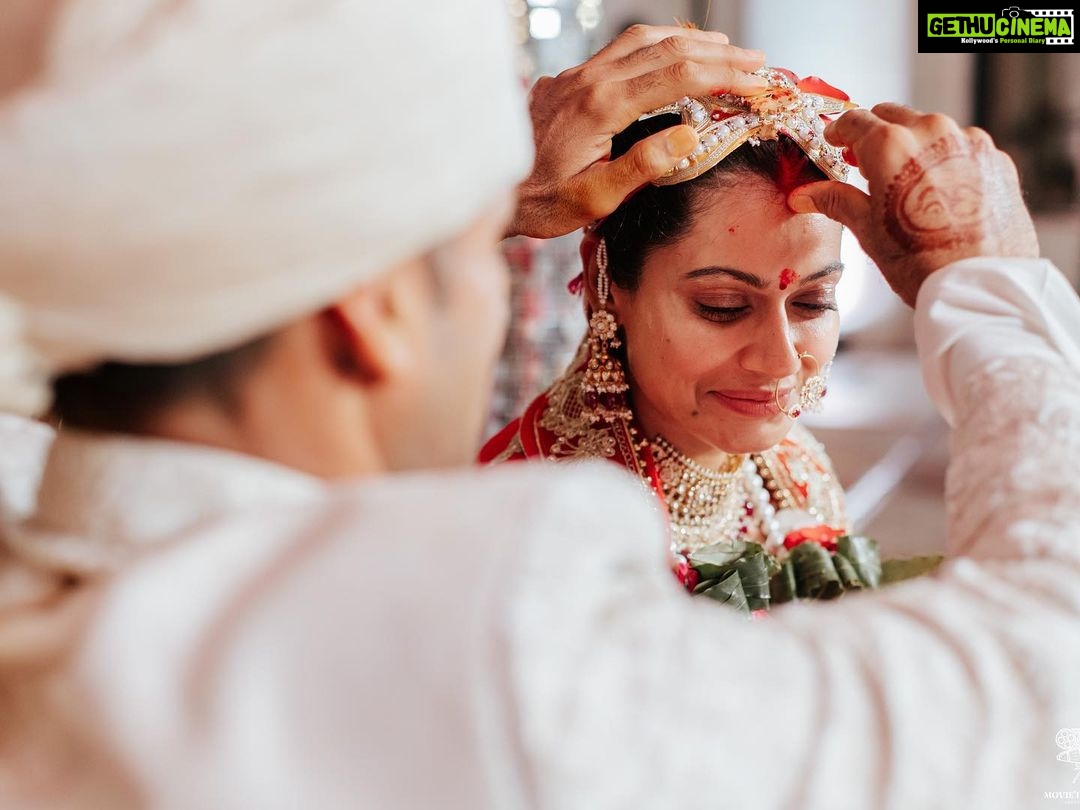 Payal Rohatgi Instagram - पाyal ke Sangराम🙏❤️ . . . . 📸 @movieingmoments Outfits: @asopalav Mua: @makeupbychandanbhatia arranged by @shaadijitters Jewellery: @multanijewellersofficial Travel Partner: @mvtsindia @holidaysbymaitri24 Venue: @jaypeehotels Decor: @kps__events_ Wedding ideation : @anupma543 #payalkesangram #sangramsingh #payalrohatgi Jaypee Place Agra