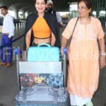 Payal Rohatgi Instagram – I like to carry my luggage 🙈 #payalrohatgi #ladkihoonladsaktihoon #yogasehihoga 

Posted @withregram • @filmykalakar @payalrohatgi got clicked with her mother as she jets off to Agra for her wedding!