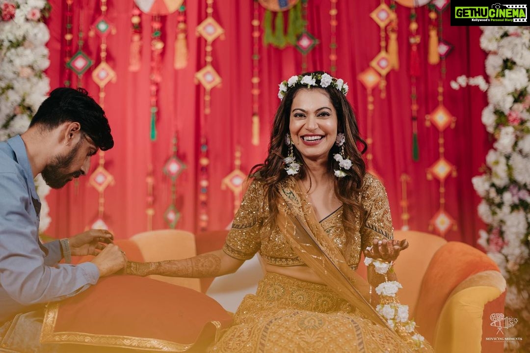 Payal Rohatgi Instagram - Trust the process. Your time will come ❤️ Outfit : @studybyjanak Normal jewellery : @multanijewellersofficial Floral jewellery : @dulhanama 📸 : @movieingmoments ✈️ : @mvtsindia @holidaysbymaitri24 mehendi : @rajumehandiwala6 coordinated by @shaadijitters #payalrohatgi #param #payalkesangram #sangramsingh