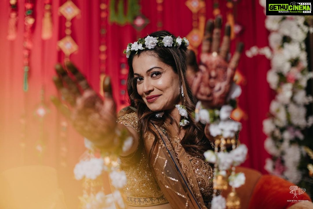 Payal Rohatgi Instagram - Trust the process. Your time will come ❤️ Outfit : @studybyjanak Normal jewellery : @multanijewellersofficial Floral jewellery : @dulhanama 📸 : @movieingmoments ✈️ : @mvtsindia @holidaysbymaitri24 mehendi : @rajumehandiwala6 coordinated by @shaadijitters #payalrohatgi #param #payalkesangram #sangramsingh