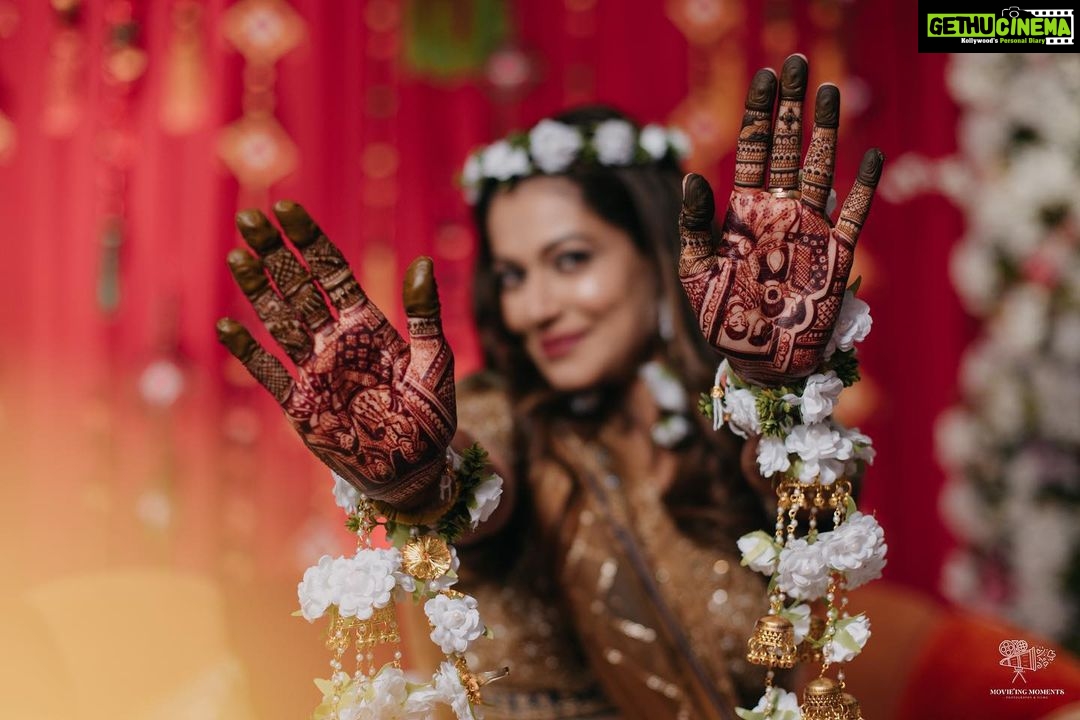 Payal Rohatgi Instagram - Trust the process. Your time will come ❤️ Outfit : @studybyjanak Normal jewellery : @multanijewellersofficial Floral jewellery : @dulhanama 📸 : @movieingmoments ✈️ : @mvtsindia @holidaysbymaitri24 mehendi : @rajumehandiwala6 coordinated by @shaadijitters #payalrohatgi #param #payalkesangram #sangramsingh