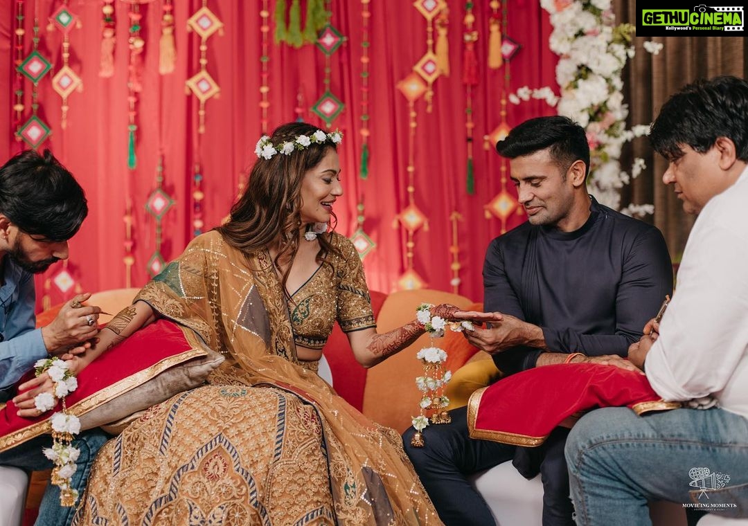 Payal Rohatgi Instagram - A woman’s most precious jewel is the man she marries ❤️ Outfit : @studybyjanak Normal jewellery : @multanijewellersofficial Floral jewellery : @dulhanama 📸 : @movieingmoments ✈️ : @mvtsindia @holidaysbymaitri24 mehendi : @rajumehandiwala6 #payalrohatgi #param #payalkesangram #sangramsingh Jaypee Place Agra