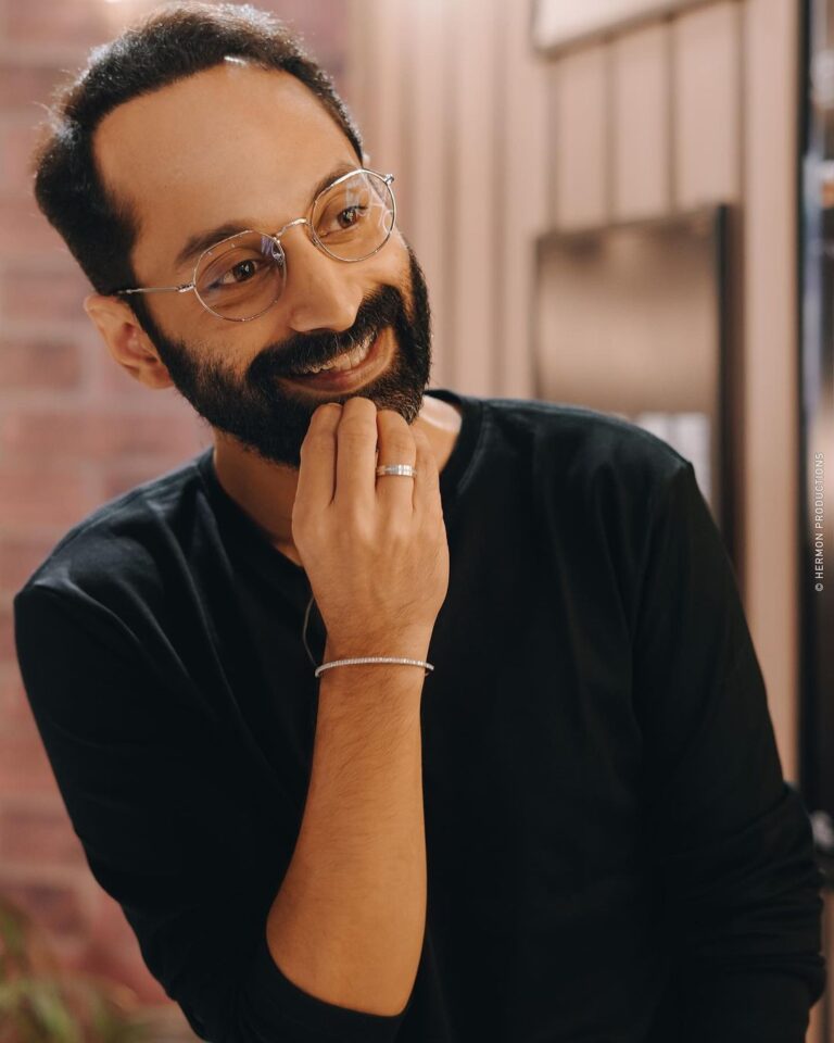 Pearle Maaney Instagram - Our Next Guest ! Fahadh Fazil on Pearle Maaney Show. One of the most Finest actors of our industry and the most down to earth human ever! MalayanKunju movie is Releasing on July 22nd and I want to watch it in the Theaters!!!! @nazriyafahadh thank you for making this happen and yea! Nila met fafa first 😀 The Episode is Out Now On Youtube ! ❤️ . . Set Design @dreams_floristsanddecorators Camera @magicmotionmedia Reels and Stills @sk_abhijith Jewellery @saltstudio #malayankunju #malayankunjumovie #fahadhfaasil