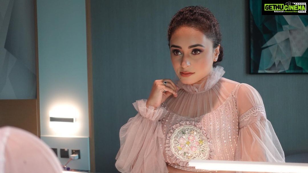Pearle Maaney Instagram - The proud look on my face when I know my phone is fully charged 😎 charging cable in the background screaming “give me a break” 😜 . . Wearing @labelmdesigners MUA @mehakkawatramakeupartist Click @srinish_aravind