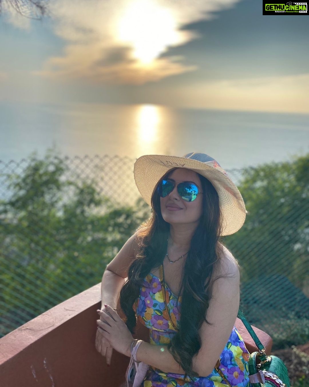Pooja Bose Instagram - Good evening goodtimes #goa#sunset#vacay