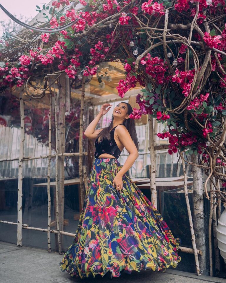 Pooja Jhaveri Instagram - Flowers, 🌸🌸🌸 New York City 🌆 A Good outfit 👗 Everything I loveeeeeee… ! ❤️ . . And not to forget great photography 😍 . . Outfit : @sajdabysuman Pictures : @satanssj @hetall_patell thank you, you made my dream of getting dreamy pictures clicked on New York streets come to life ❤️ @kushalized what would I do without you ❤️❤️❤️ . . #photoshoot #newyork #outfits #outfitoftheday #collaborations #collaboration #newyorkcity #streetsofnewyork #photoshoot #designerwear #designerdresses #designeroutfit #desi #colourful #colors #citylife #lifeofanactor New York City, N.Y.