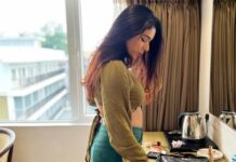 Poonam Bajwa Instagram - #mirrormirror#makingup#paintinglipstick