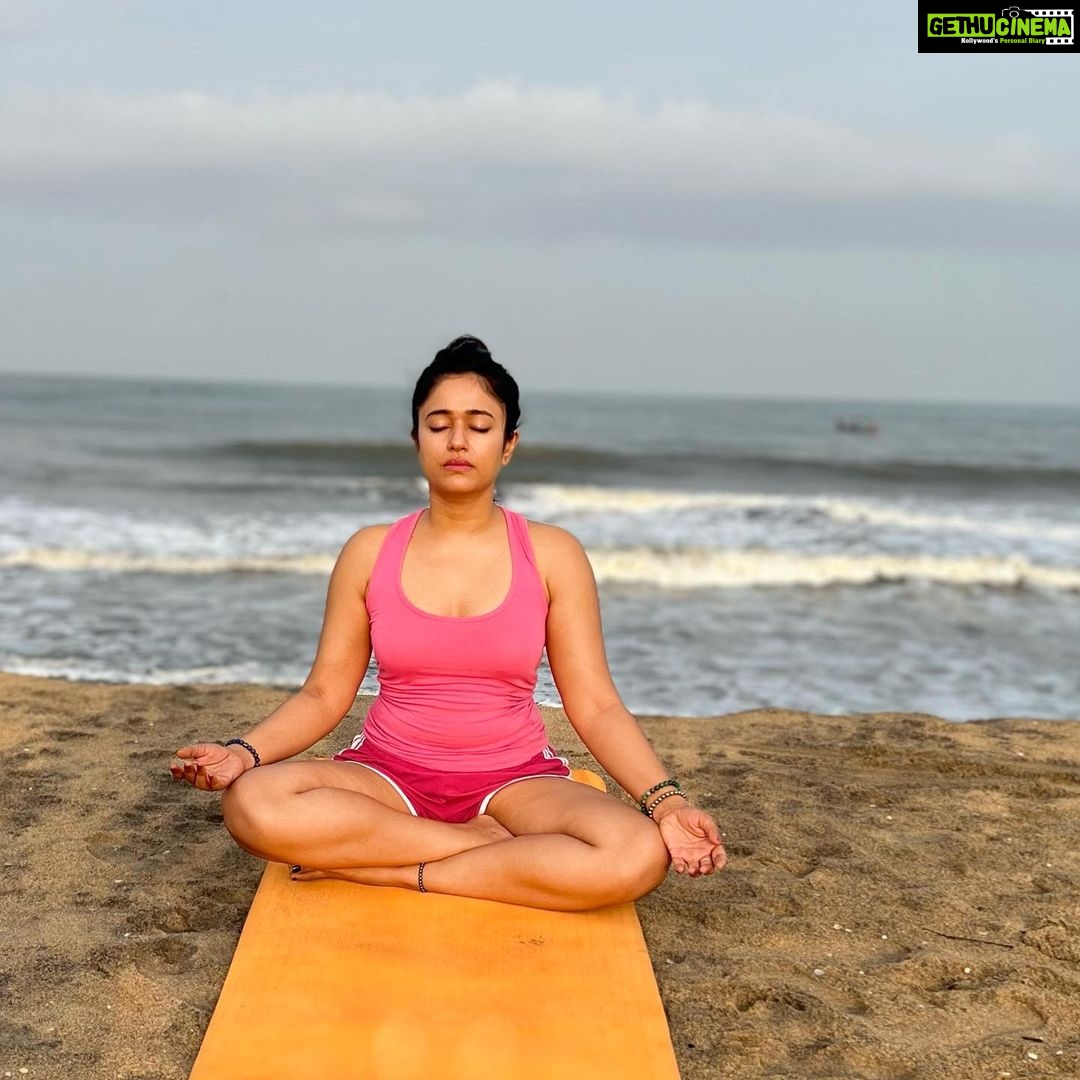 Poonam Bajwa Instagram - #sand#sea#theworldwithin#eyesshutsoulalive#yogadiaries#goodmorninginsta #