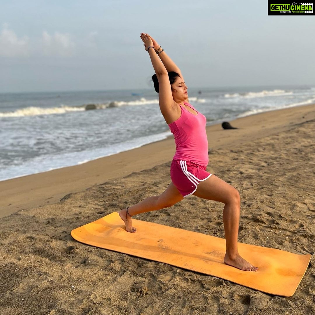 Poonam Bajwa Instagram - #sand#sea#theworldwithin#eyesshutsoulalive#yogadiaries#goodmorninginsta #