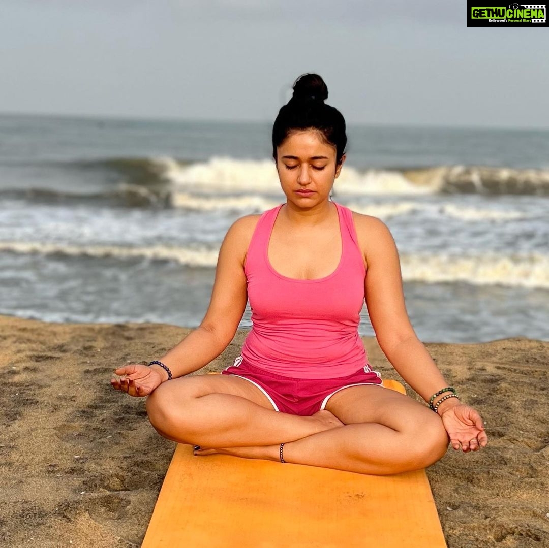 Poonam Bajwa Instagram - #sand#sea#theworldwithin#eyesshutsoulalive#yogadiaries#goodmorninginsta #