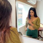 Poonam Bajwa Instagram - #mirrormirror#makingup#paintinglipstick
