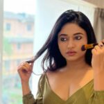 Poonam Bajwa Instagram – #mirrormirror#makingup#paintinglipstick